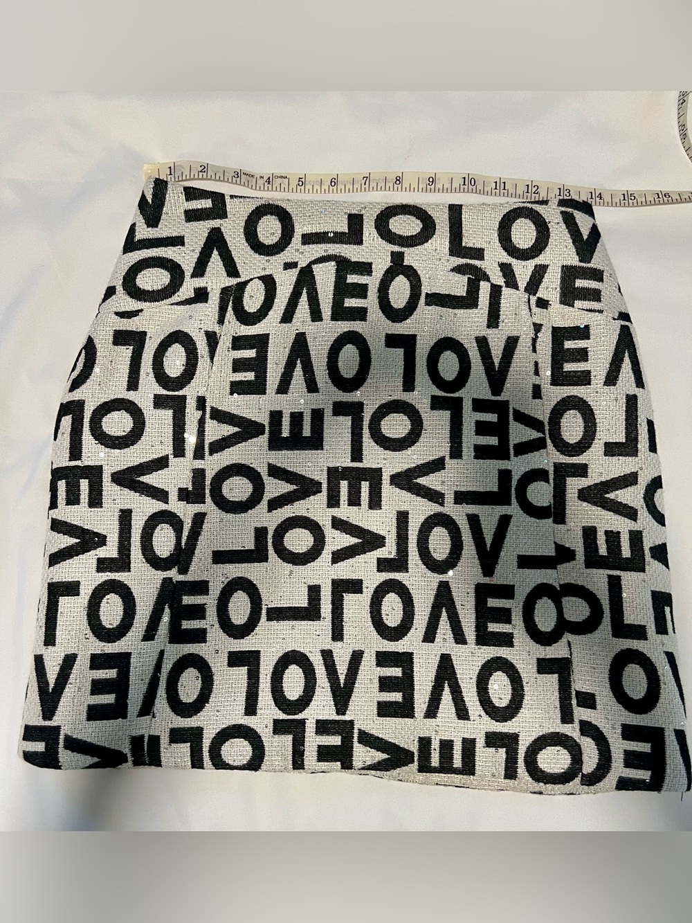Alice + Olivia Black and Ivory White LOVE Logo-Print Mini Skirt - Picture 13 of 14